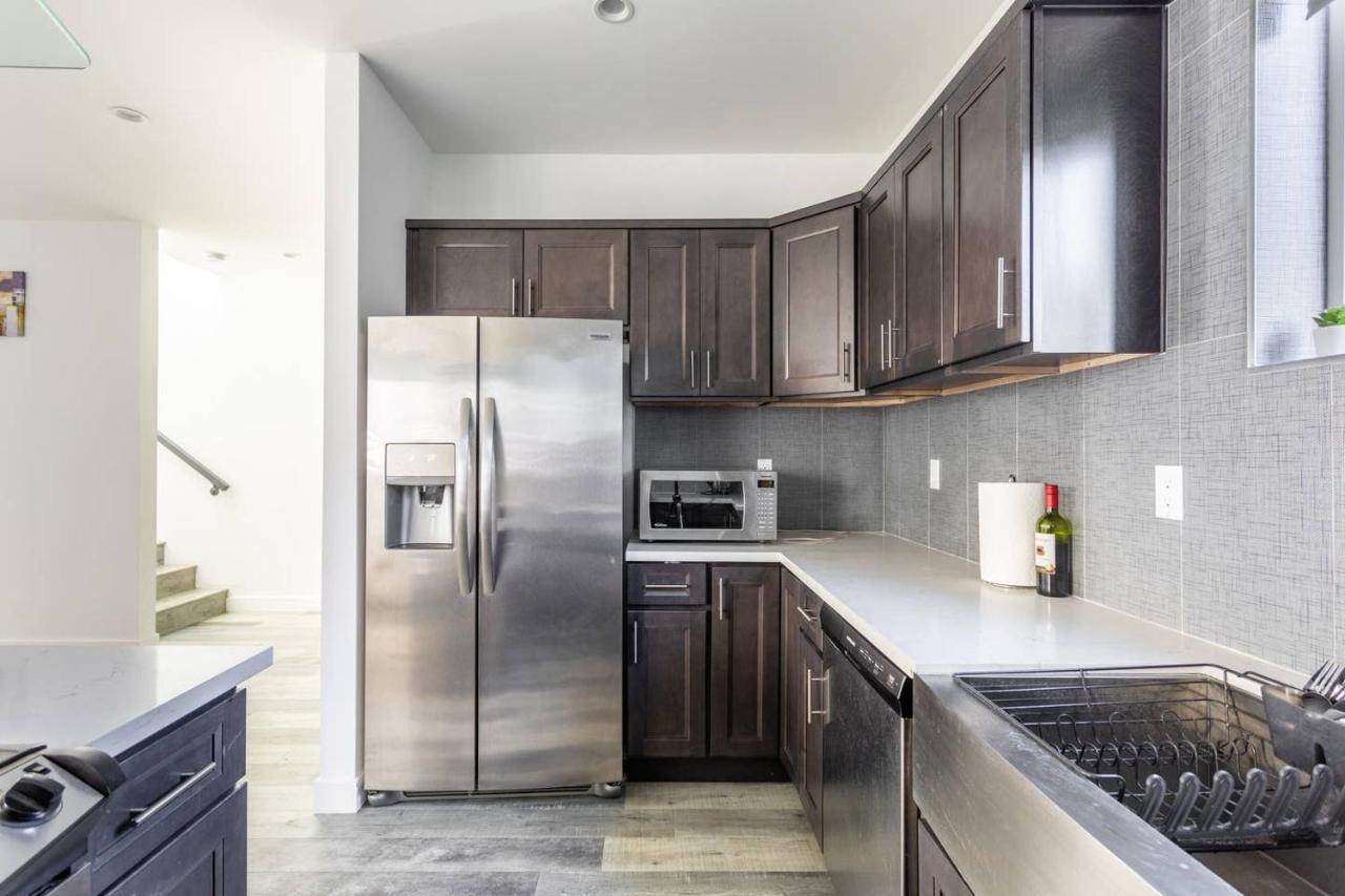 Cheerful 4br With Parking In East Hollywood Holiday home *