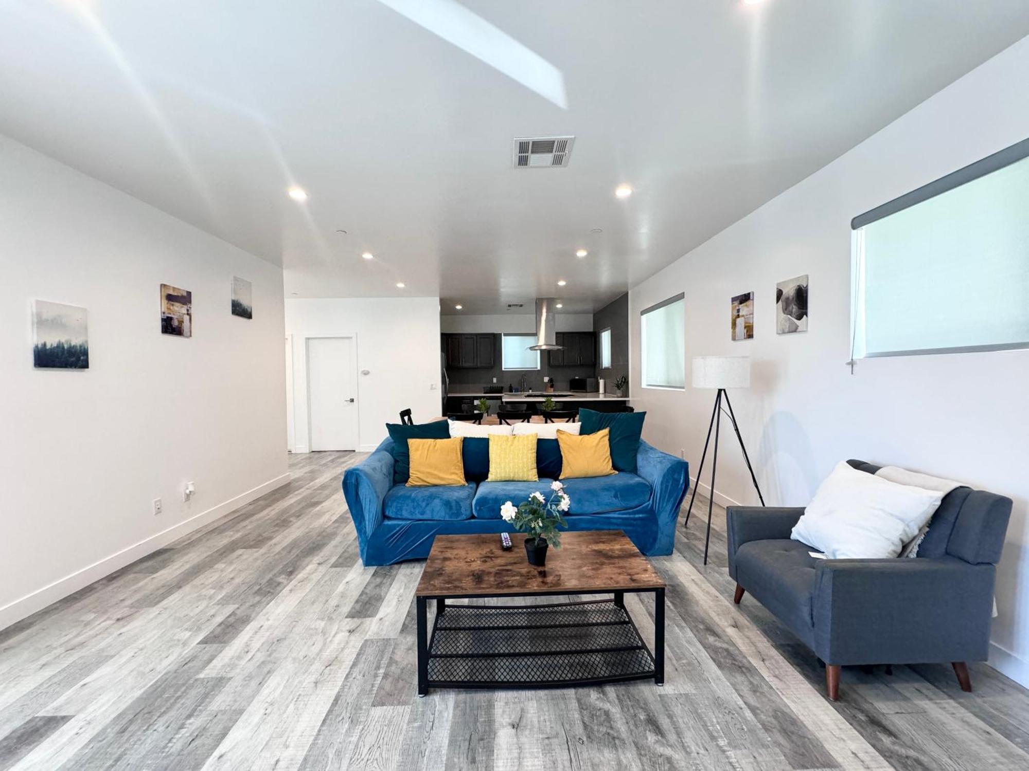 Cheerful 4br With Parking In East Hollywood