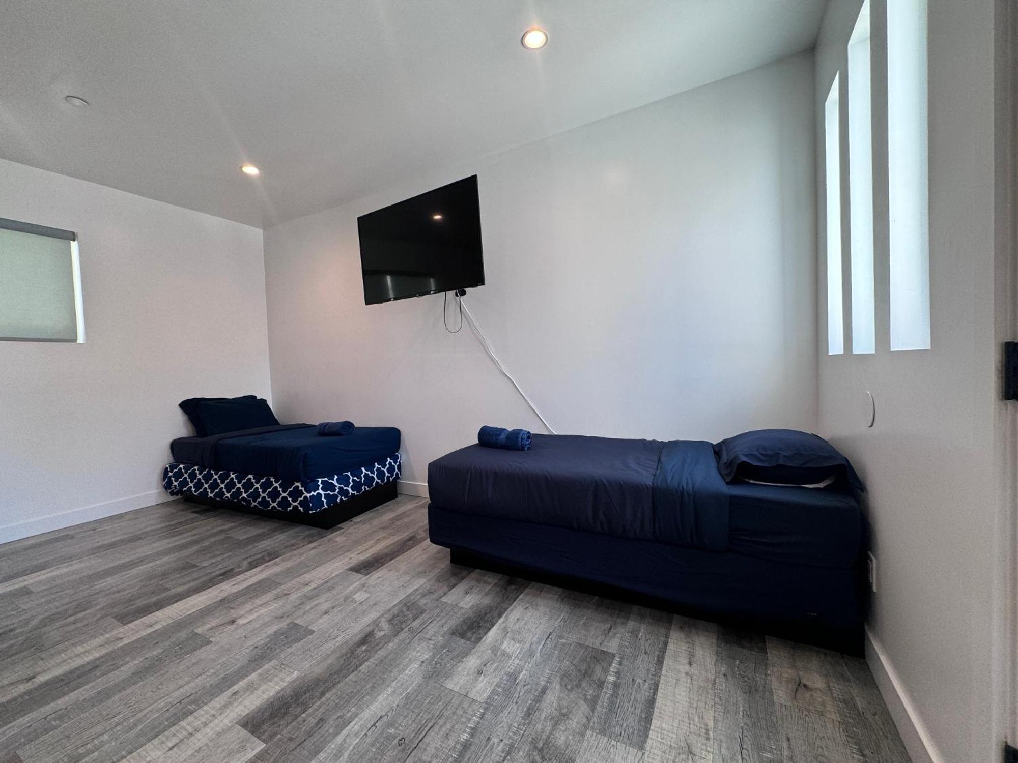 Cheerful 4br With Parking In East Hollywood *