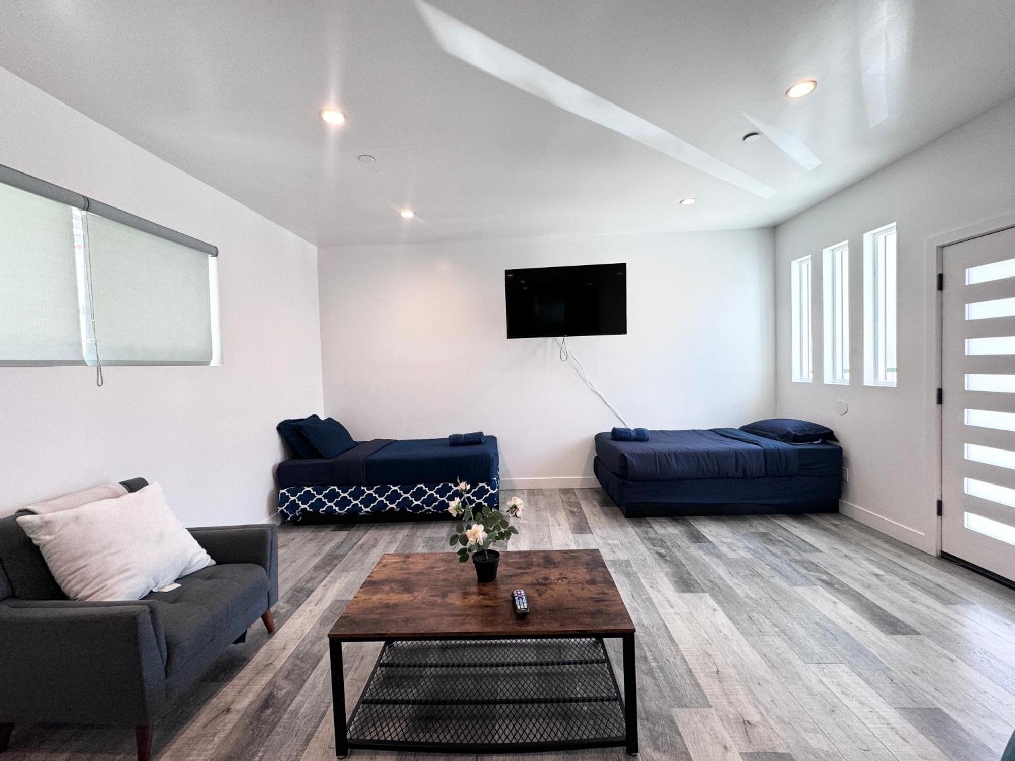 Cheerful 4br With Parking In East Hollywood